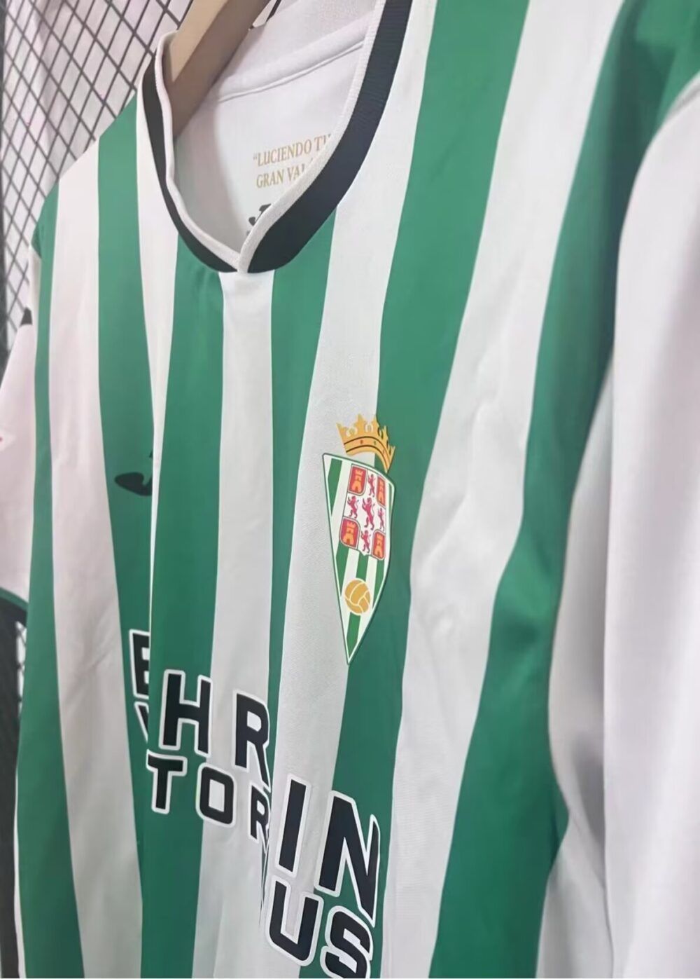 Detalle cuello camiseta Córdoba CF 2025-2026 local Luciendo tu gran valía