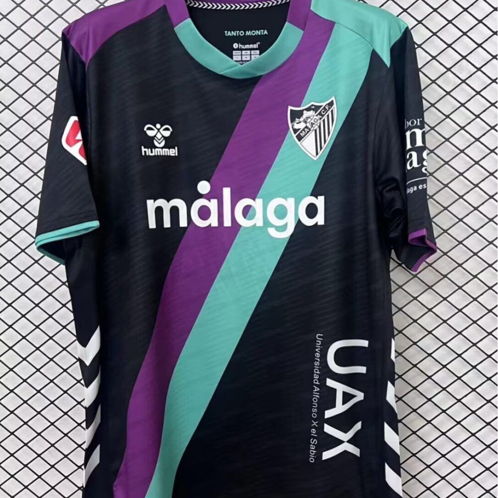 Nueva camiseta Málaga CF 25-26 segunda negra franjas celeste morado